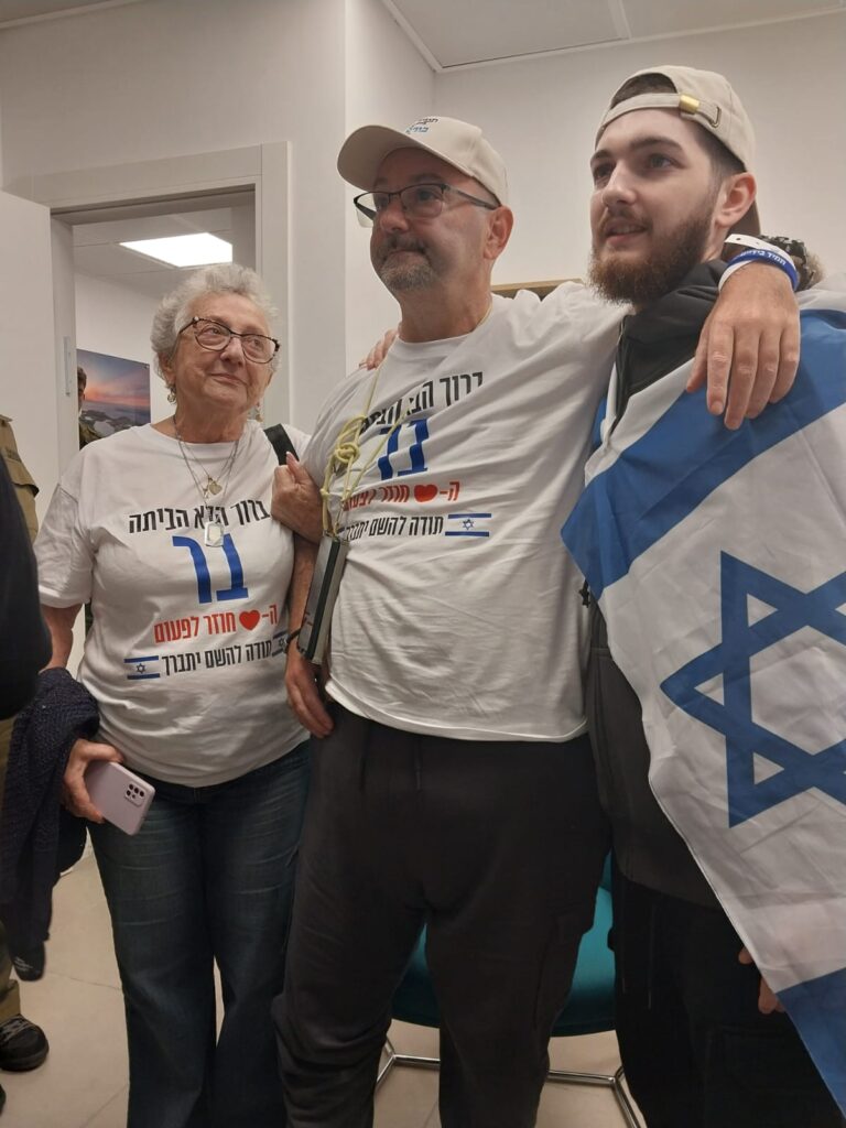 בר קופרשטיין במפגש ראשון עם אביו טל קופרשטיין וסבתו אורה רובינשטיין במחנה רעים, לאחר שחרורו משבי חמאס (צילום: אלבום פרטי)