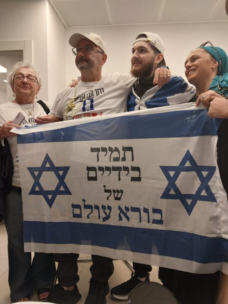 בר קופרשטיין במפגש ראשון עם אביו טל קופרשטיין וסבתו אורה רובינשטיין במחנה רעים, לאחר שחרורו משבי חמאס (צילום: אלבום פרטי)