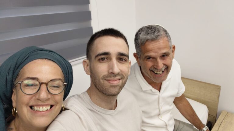 שורד השבי אבינתן אור לצד הוריו (צילום: אלבום פרטי)