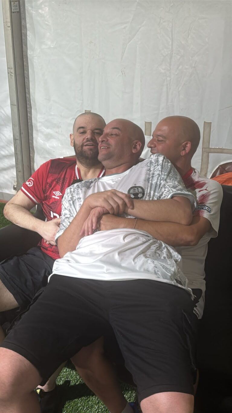 החטוף איתן הורן, עם שובו משבי החמאס, מתייחד עם אחיו שורד השבי יאיר ואחיהם עמוס (צילום: באדיבות המשפחה)