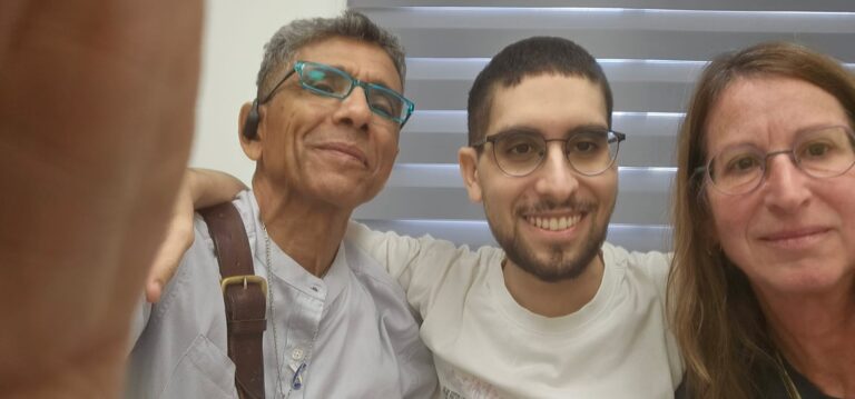 אביתר דוד לצד הוריו עם חזרתו משבי חמאס (צילום: אלבום פרטי)