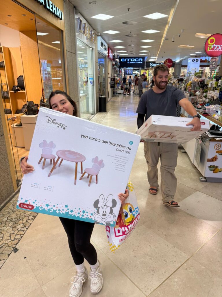 מתנדבי "שלישי שמח" מעבירים ציוד לריהוט חדרי השבים במרכז הרפואי איכילוב (צילום: אלבום פרטי)