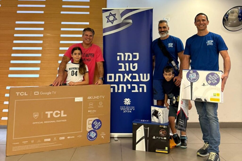 חנן טל (מימין) עם מתנדבי מיזם שלישי שמח, וציוד לחדרי השבים במרכז הרפואי איכילוב (צילום: אלבום פרטי) חנן טל (מימין) עם מתנדבי מיזם שלישי שמח, וציוד לחדרי השבים במרכז הרפואי איכילוב (צילום: אלבום פרטי)