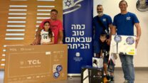 חנן טל (מימין) עם מתנדבי מיזם שלישי שמח, וציוד לחדרי השבים במרכז הרפואי איכילוב (צילום: אלבום פרטי)