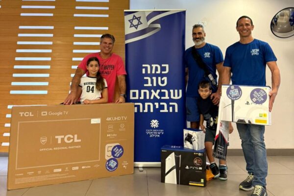 חנן טל (מימין) עם מתנדבי מיזם שלישי שמח, וציוד לחדרי השבים במרכז הרפואי איכילוב (צילום: אלבום פרטי)