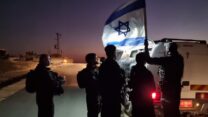 שיירת חללים החטופים עוצרת סמוך למחנה רעים (צילום: דוברות המשטרה)