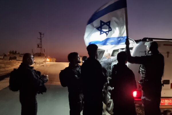 שיירת חללים החטופים עוצרת סמוך למחנה רעים (צילום: דוברות המשטרה)