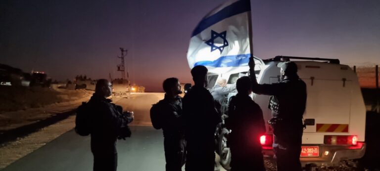 שיירת החללים החטופים עוצרת סמוך למחנה רעים (צילום: דוברות המשטרה)