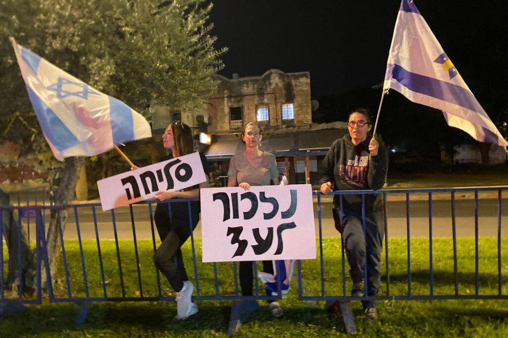 לבנה בן יצחק (מימין), דניאל בכר-מילר ואורלי ברעם סמוך למכון לרפואה משפטית, עם קבלת ארבעת ארונות החטופים החללים (צילום: יהל פרג')