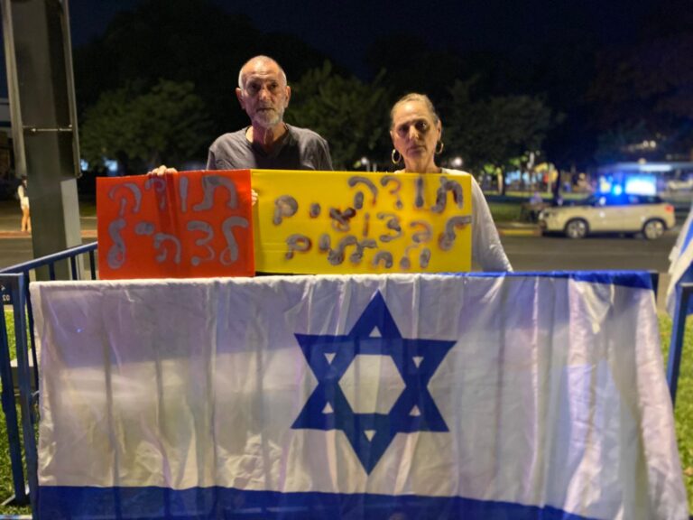 מיקי וגידי יצחקניא מקבלים את ארונות החטופים החללים סמוך למכון לרפואה משפטית באבו כביר (צילום: יהל פרג')