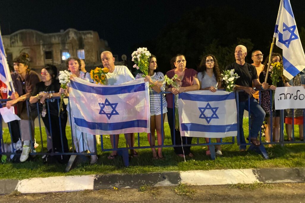 עשרות התאספו סמוך למכון לרפואה משפטית לקבל את ארבעת ארונות החטופים החללים (צילום: יהל פרג')