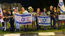 עשרות התאספו סמוך למכון לרפואה משפטית לקבל את ארבעת ארונות החטופים החללים (צילום: יהל פרג')