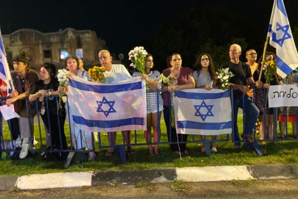 עשרות התאספו סמוך למכון לרפואה משפטית לקבל את ארבעת ארונות החטופים החללים (צילום: יהל פרג')