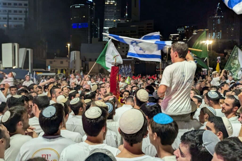 הקפות שניות בכיכר החטופים (צילום: ניצן צבי כהן) הקפות שניות בכיכר החטופים (צילום: ניצן צבי כהן)