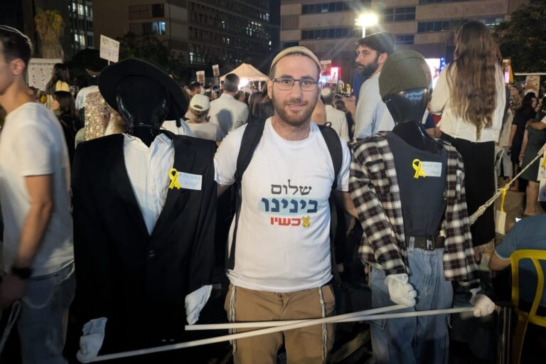 דביר פרידמן והמיצג "שלום בינינו עכשיו" בכיכר החטופים (צילום: ניצן צבי כהן)