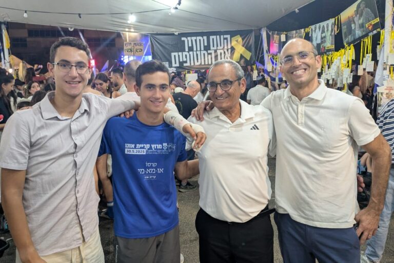 משפחת דמרי בהקפות שניות בכיכר החטופים: אבא לירון (מימין), סבא רמי, והנכדים אורי ונעם (צילום: ניצן צבי כהן)