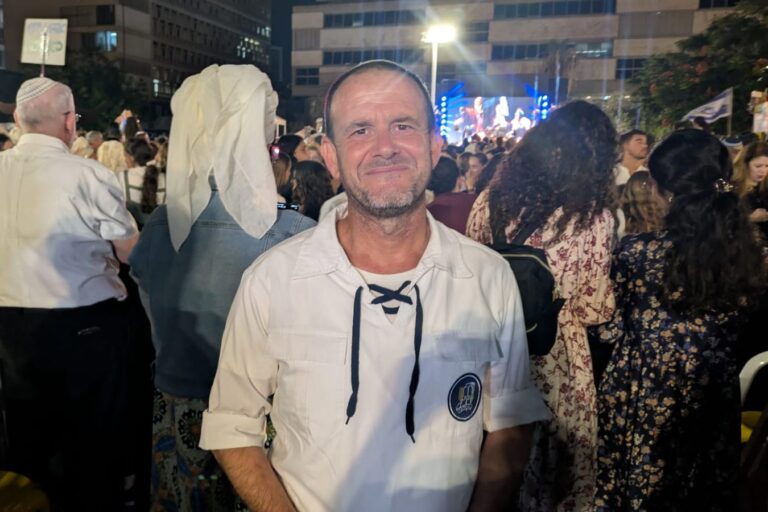 מזכ"ל בני עקיבא יגאל קליין בהקפות שניות בכיכר החטופים (צילום: ניצן צבי כהן)