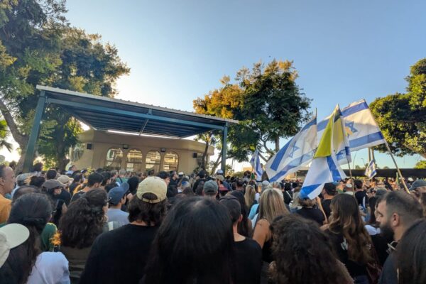 קהל בהלוויתו של גיא אילוז ברעננה (צילום: ניצן צבי כהן)