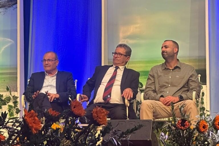 ימין לשמאל: שאדי קבלאן מנכ"ל המכון היהודי ערבי, סלים ג'אבר ראש מועצת אבו גוש , פרופ' עוזי ראבי) (צילום: המכון היהודי ערבי)