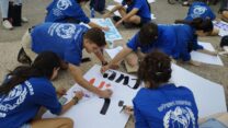 מדריכי שנת שירות של תנועת המחנות העולים בכיכר החטופים (צילום: יובל לקח)