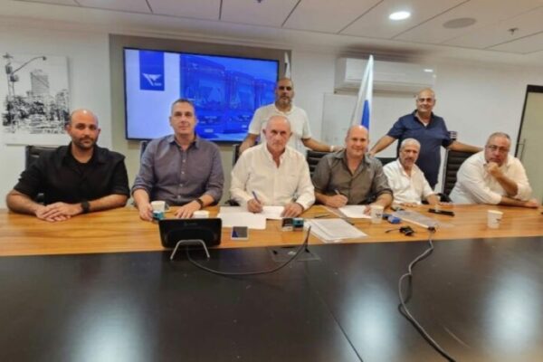 חתימת ההסכם הקיבוצי בדן (צילום: דוברות ההסתדרות)