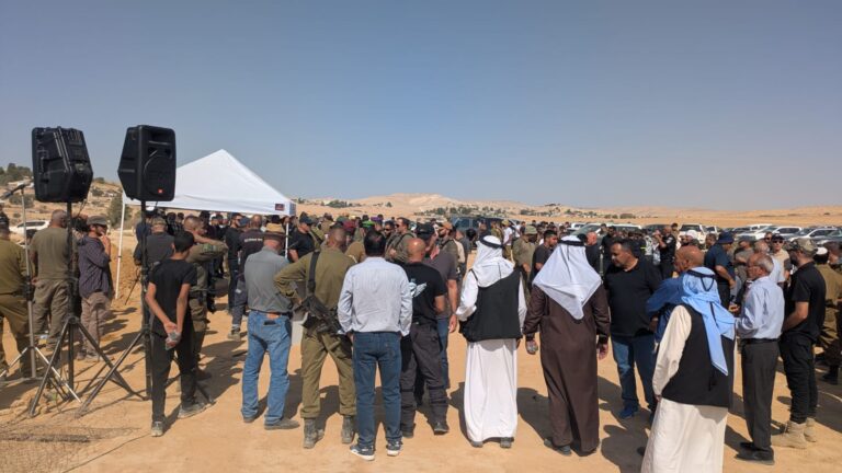 קהל רב בהלווית מחמד אל-אטרש (צילום: ניצן צבי כהן)
