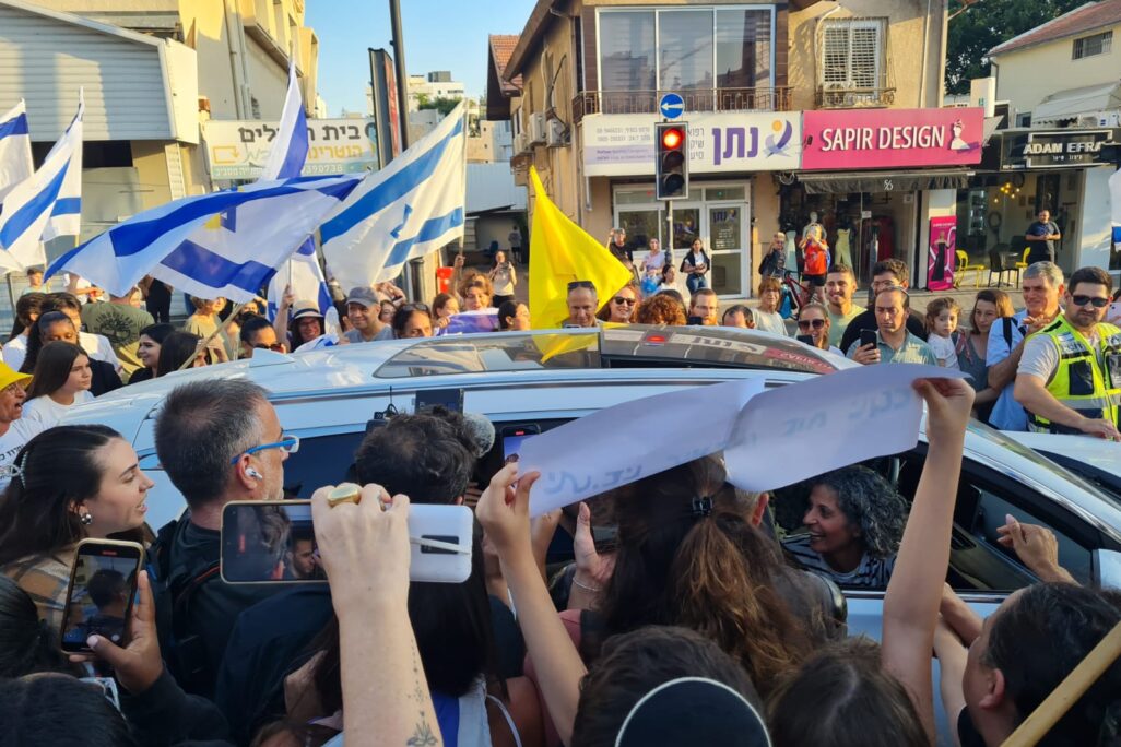 ויקי כהן ברכב שהשיב את בנה נמרוד כהן, מוקף בתושבי רחובות (צילום: אסף צבי)