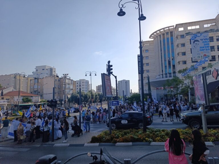 התכנסות בעיר רחובות לקראת שובו של נמרוד כהן (צילום: אסף צבי)