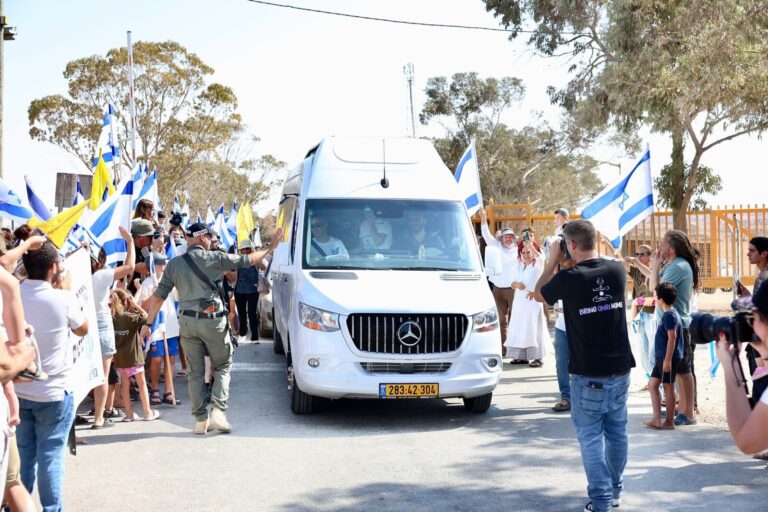 בקיבוץ כרמים מאות אנשים קיבלו את פניו של שורד השבי עמרי מירן ששב הביתה (צילום: אלון גלבוע)