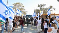 בקיבוץ כרמים מאות אנשים קיבלו את פניו של שורד השבי עמרי מירן ששב הביתה (צילום: אלון גלבוע)