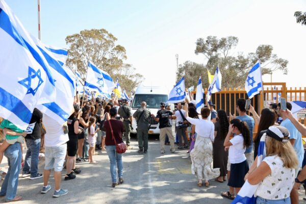 בקיבוץ כרמים מאות אנשים קיבלו את פניו של שורד השבי עמרי מירן ששב הביתה (צילום: אלון גלבוע)