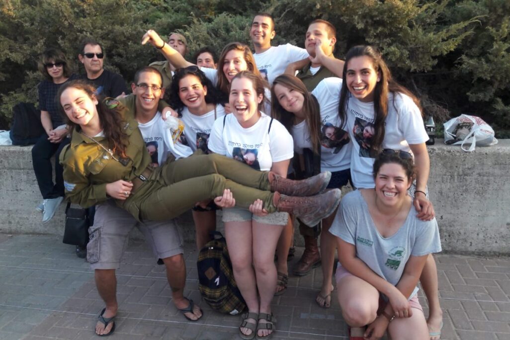 ענבר הימן עם חברי המחלקה שלה מהטירונות, בטקס סיום קורס מ"כים (צילום: אלבום פרטי)