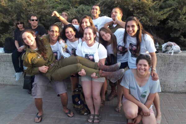 ענבר הימן עם חברי המחלקה שלה מהטירונות, בטקס סיום קורס מ"כים (צילום: אלבום פרטי)