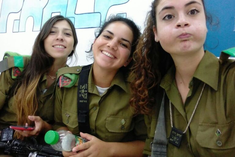 כך, בדיוק, ענבר (מימין) ניפחה את הלחיים שלה (צילום: אלבום פרטי)