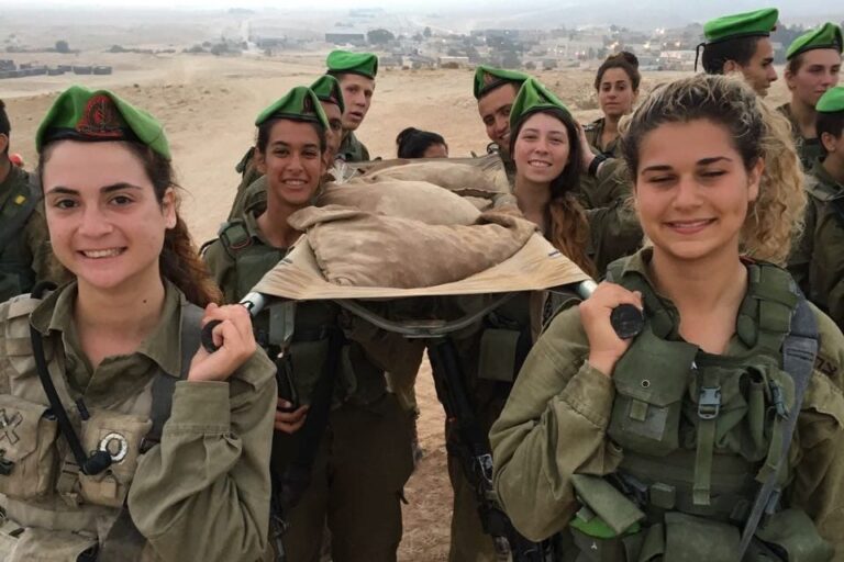 ענבר הימן (משמאל) בהכנה לקורס מ"כים. ניצחון קטן על המערכת הצבאית (צילום: אלבום פרטי)