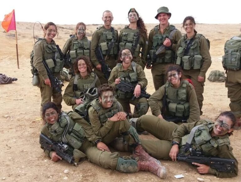 המפקדת ענבר הימן (למעלה, שלישית מימין) עם חייליה. "לקח לנו זמן להתרגל, היה לה סגנון לגמרי שונה" (צילום: אלבום פרטי)