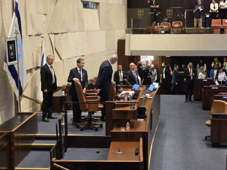 נשיא המדינה יצחק הרצוג סמוך למקומו עם פתיחת המושב הרביעי של הכנסת ה-25 (צילום: אור גואטה)