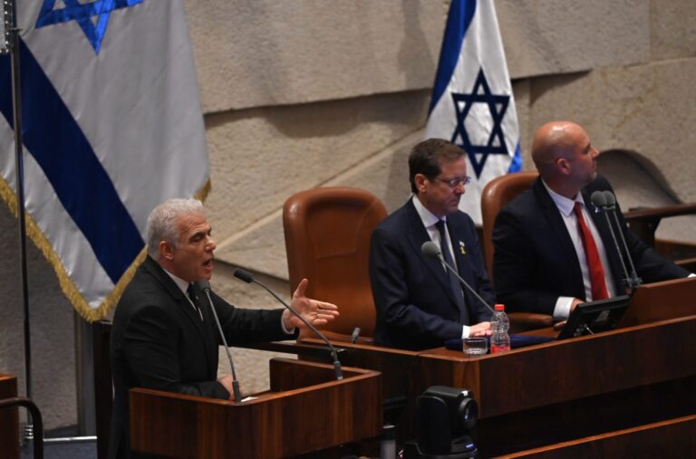 ראש האופוזיציה יאיר לפיד לצד נשיא המדינה יצחק הרצוג ויו"ר הכנסת אמיר אוחנה (צילום: אור גואטה)