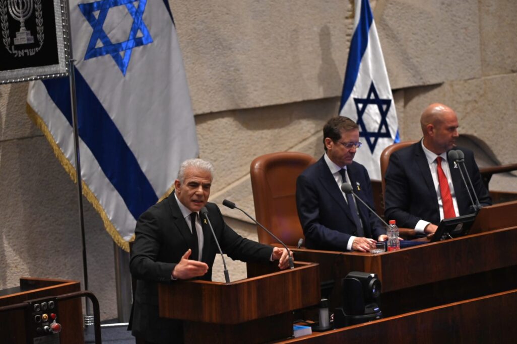ראש האופוזיציה יאיר לפיד לצד נשיא המדינה יצחק הרצוג ויו"ר הכנסת אמיר אוחנה (צילום: אור גואטה)