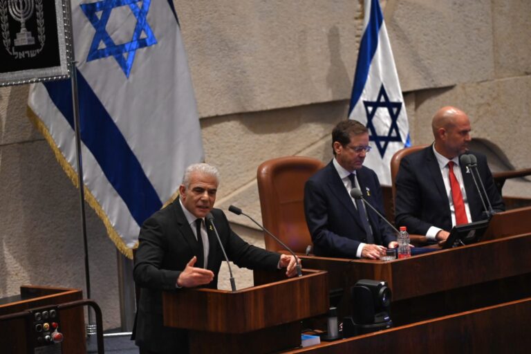 ראש האופוזיציה יאיר לפיד לצד נשיא המדינה יצחק הרצוג ויו"ר הכנסת אמיר אוחנה (צילום: אור גואטה)