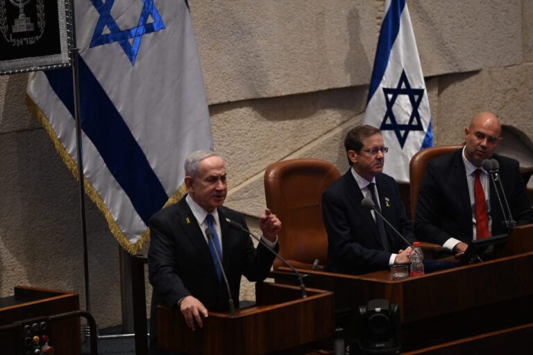 ראש הממשלה בנימין נתניהו נואם בפתיחת מושב הכנסת, לצד נשיא המדינה יצחק הרצוג ויו"ר הכנסת אמיר אוחנה (צילום: אור גואטה)