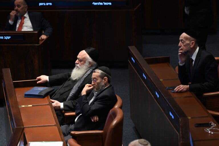 יו"ר יהדות התורה יצחק גולדקנופף (משמאל) לצד ח"כ משה גפני בפתיחת מושב הכנסת (צילום: אור גואטה)