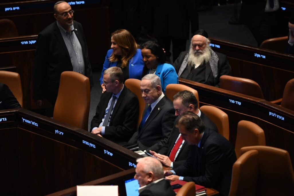 ראש הממשהל בנימין נתניהו (במרכז), שר המשפטים יריב לוין, שר הביטחון ישראל כ"ץ ובכירי הקואליציה בפתיחת מושב החורף של הכנסת (צילום: אור גואטה)