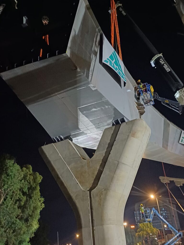 עבודה במנוף הרמה (צילום: אמיתי פרץ)
