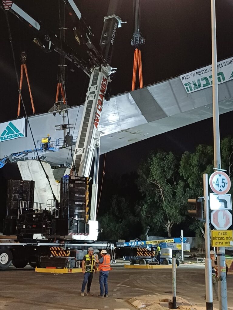 אחד המנופים באתר (צילום: אמיתי פרץ)
