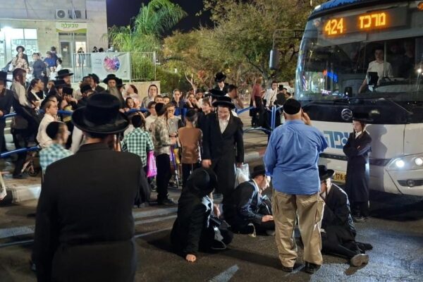 חרדים חוסמים אוטובוס בבית שמש (צילום: דוברות המשטרה)