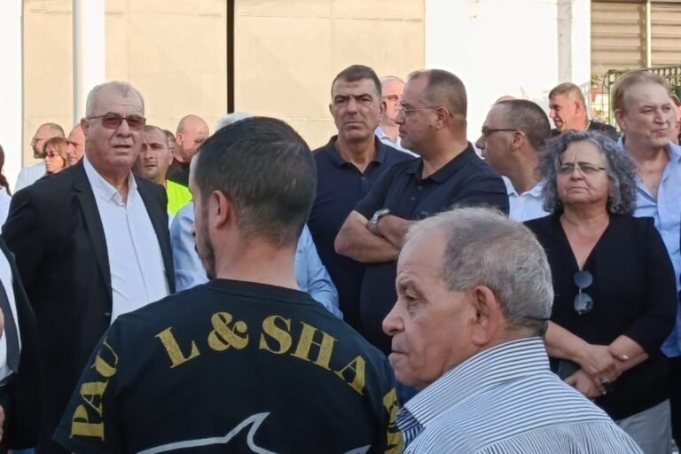 אעידה תומא סוליאמן (מימין) ומוחמד ברכה (משמאל) בהפגנה (צילום: יניב שרון)