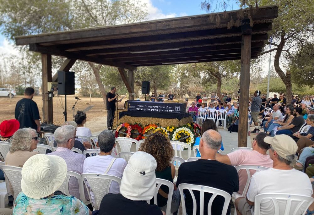 הלווייתו של החטוף החלל אריה זלמנוביץ' ז"ל בקיבוץ ניר עוז (צילום: יהל פרג')