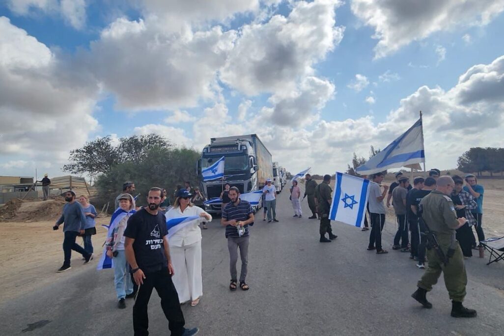 פעילי תנועת צו 9 חוסמים משאיות סיוע לרצועת עזה (צילום: צו 9)