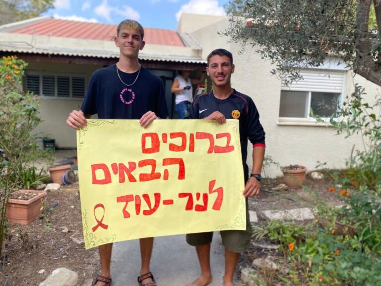 מתנדבים מכינים בתים בניר עוז לחזרת תושבים (צילום: יהל פרג')